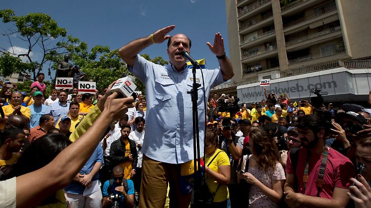Parlamentschef und Gegenspieler von Staatspräsident Maduro, Julio Borges, fordert von internationalen Unternehmen, keine Geschäfte mit der venezolanischen Regierung zu machen.