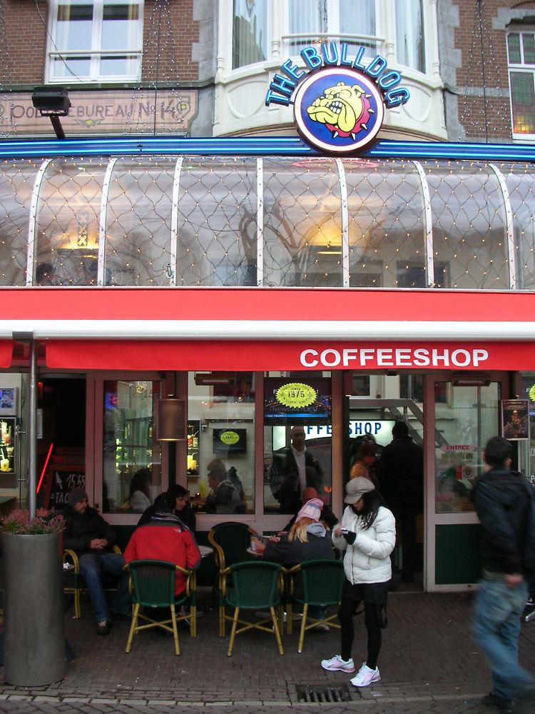 Ein Coffeeshop der Kette "The Bulldog" in Amsterdams Entertainment-Zentrum am Leidseplein - im selben Gebäude wie das "Politiebureau No. 14", die Hauptwache des 14. Polizeireviers.