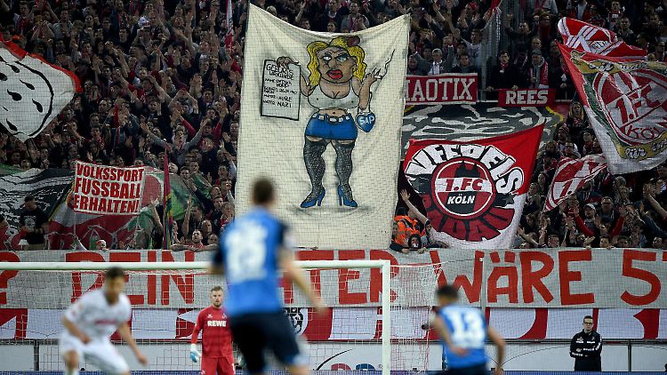 Plakate wie dieses gegen Hoffenheim-Mäzen Dietmar Hopp bringen den DFL-Geschäftsführer richtig in Rage.