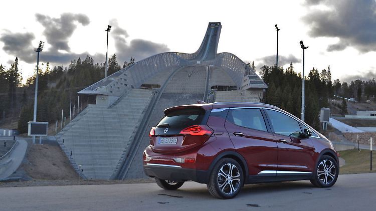Trotz der Maße eines Kleinwagens bietet der Opel Ampera-e mehr Platz als ein Astra.