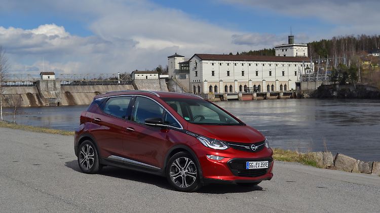 Mit einer Reichweite von über 350 Kilometern kommt der Opel Ampera-e weiter als die direkte Konkurrenz.