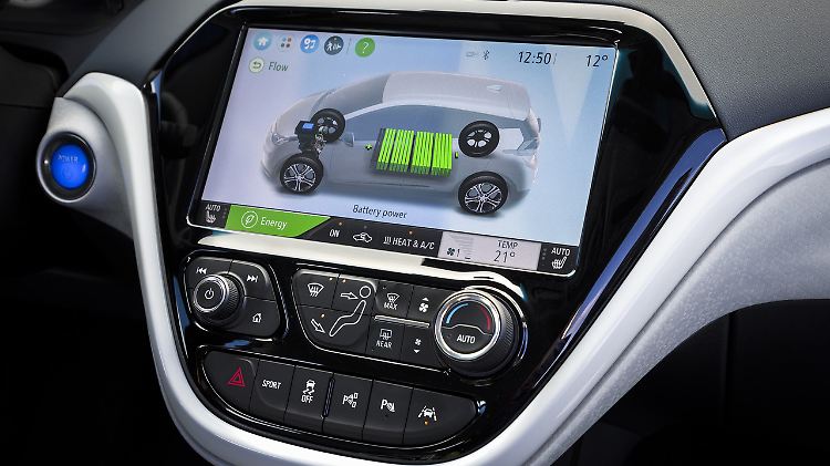 Im 10,2 Zoll großen Display erfährt der Fahrer auf Wunsch alles über die Rekuperation und den Energiefluss seines Ampera-e.