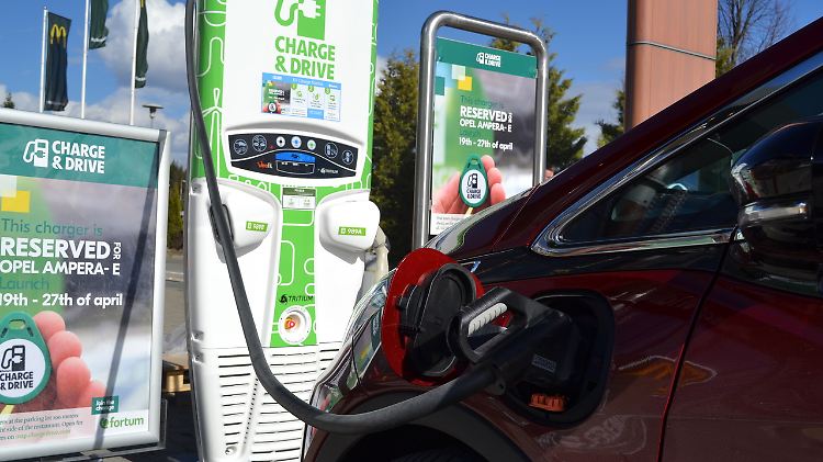 Nach 30 Minuten hat der Ampera-e so viel Energie getankt, dass es 150 Kilometer weiter geht.