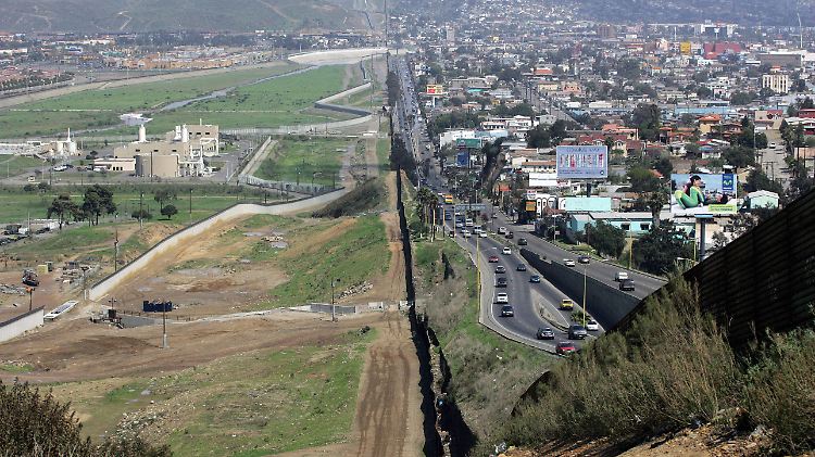 An vielen Stellen sind die USA (l.) und Mexiko bereits durch weitreichende Grenzschutzanlagen voneinander getrennt. Hier im Bild: die mexikanische Stadt Mexicali.