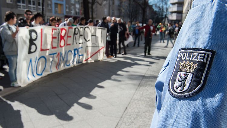 Protest gegen Abschiebungen vor dem Bundesamt für Migration und Flüchtlinge in Berlin.
