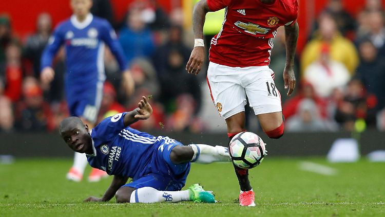 Fühlt sich im Zweikampf am wohlsten: Englands aktueller Fußballer des Jahres, N'Golo Kanté.