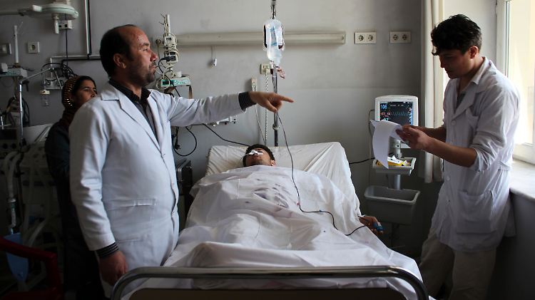 Behandlung eines schwer verwundeten Soldaten in Masar-i-Scharif.
