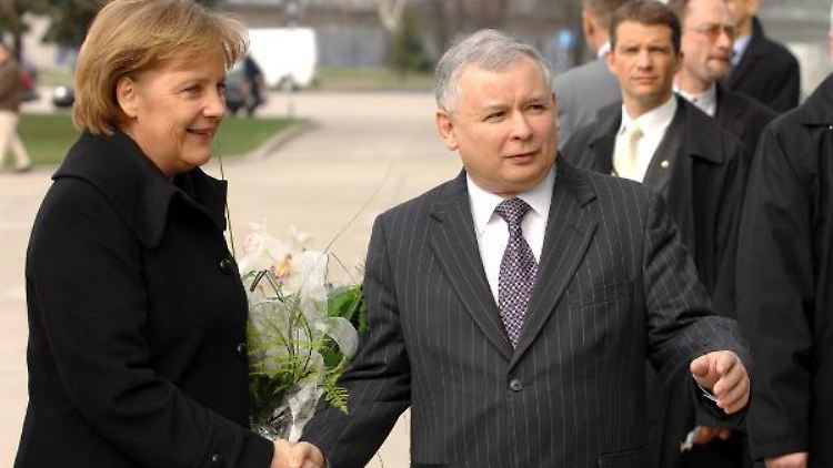 Offiziell gab es zwischen Merkel und Jaroslaw Kaczynski kein Treffen mehr seit 2007. Dieses Bild zeigt die Kanzlerin und den damaligen polischen Premierminister am 16. März 2007 am Warschauer Flughafen. 
