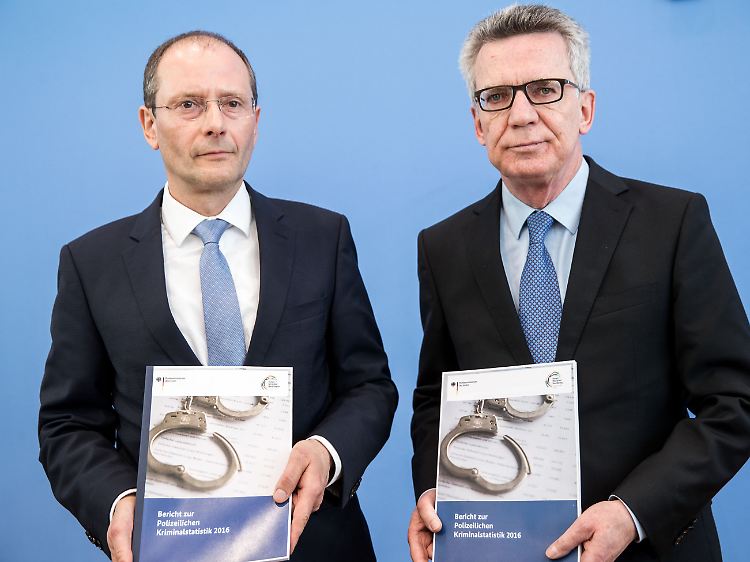Sachsens Innenminister Markus Ulbig und sein Kollege auf Bundesebene, Thomas de Maizière, stellten die neue Statistik in Berlin vor.