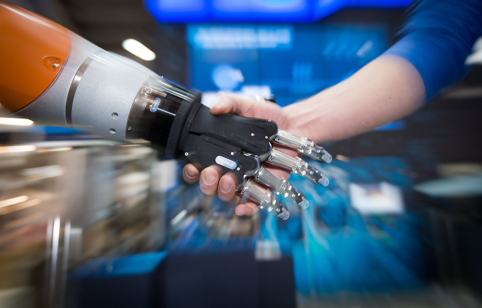 Mensch und Roboter geben sich bei der Hannover Messe die Klinke in die Hand. Roboter dominieren die 70. Auflage der weltweit bedeutendsten Industriemesse.