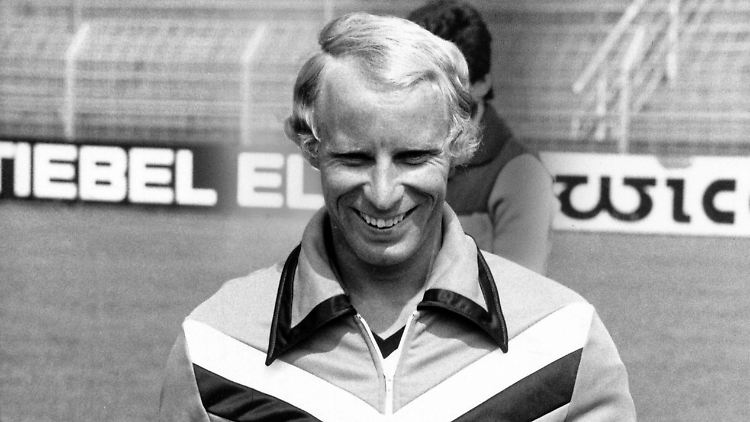 Was hat Berti Vogts mit Derbystar zu tun? Na, dann schauen sie mal, was er in seiner linken Hand hält. Das Foto stammt aus dem Jahr 1977.