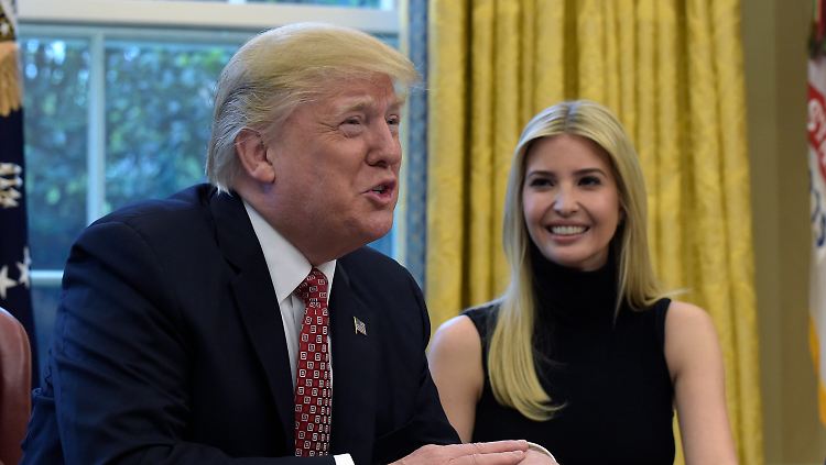 Trump und seine Beraterin und Tochter Ivanka bei einem Termin im Weißen Haus.