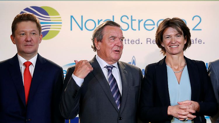Gazprom-Chef Alexei Miller sowie der frühe Kanzler Gerhard Schroeder und Engie-Chefin Isabelle Kocher besiegeln die Finanzierung.
