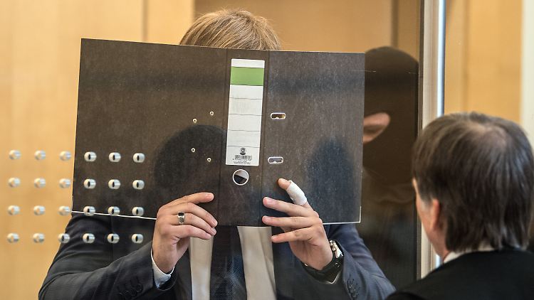 Der Angeklagte ist inzwischen im Zeugenschutzprogramm.