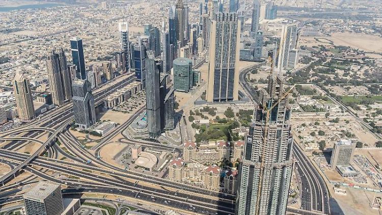 Blick von der Aussichtsplattform des Burj Khalifa: Dubai mit seinen Superlativen und den zahlreichen Flugverbindungen in Richtung Asien eignet sich gut für einen Zwischenstopp.