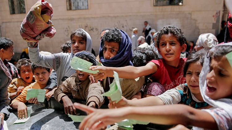 Bedürftige Kinder drängen sich vor einer Essensausgabe in Sanaa. 