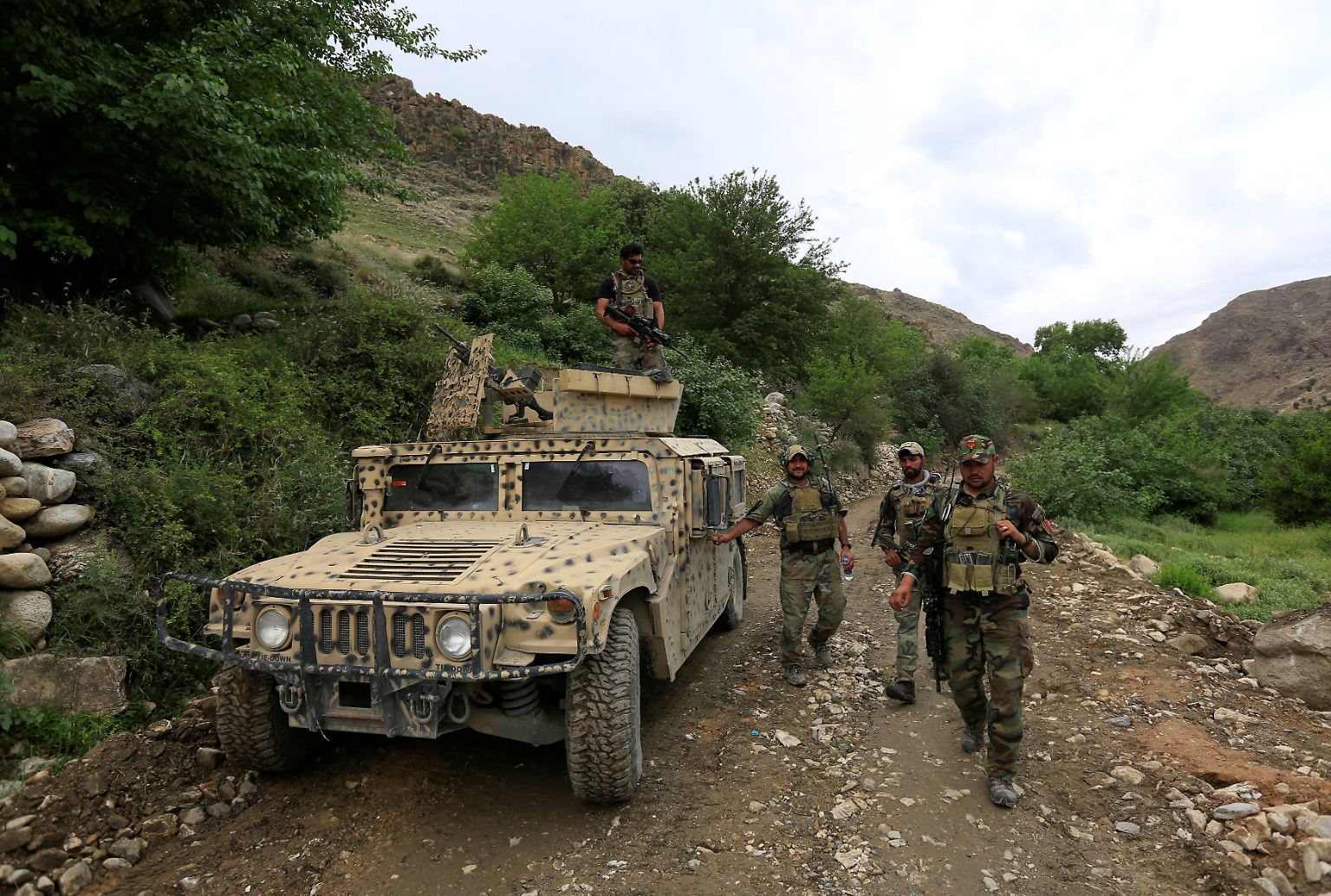 Gefährliche Mission im Osten Afghanistans: In den unwirtlichen Bergen unweit der pakistanischen Grenze geht die  afghanische Armee gegen Anhänger des "Islamischen Staates" vor, unterstützt durch massive Bombardements der US-Luftwaffe.