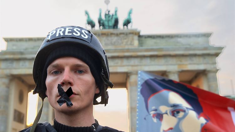 Demonstranten protestierten in Berlin gegen eine verstärkte staatliche Überwachung.