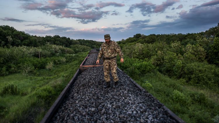 Ein Soldat bewacht einen Kohletransport aus der Region Luhansk.