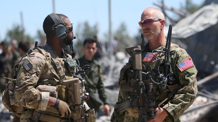 US-Amerikanische Soldaten inspizieren das Hauptquartier der YPG, nachdem es von der Türkei unter Beschuss genommen wurde.