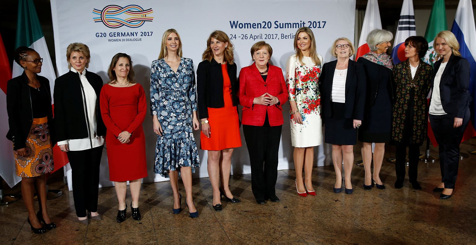 Der offizielle Teil des Tages beginnt für die Präsidententochter Ivanka Trump (4.v.l.) mit einer Podiumsdiskussion bei der internationalen W20-Frauenkonferenz.