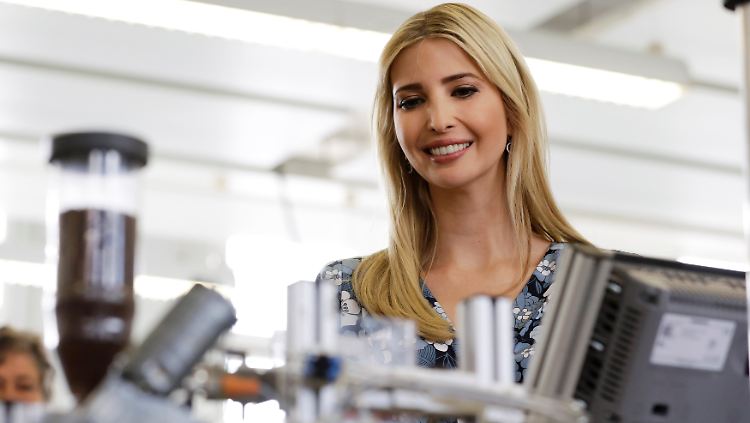 Ivanka Trump bewundert eine Siemens-Maschine: "Die Tatsache, dass ich nichts verstehe, werde ich darauf schieben, dass alles auf deutsch ist".
