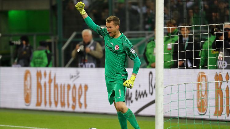 Hier feiert Hradecky seine Parade, die der Eintracht den Sieg bescherte.