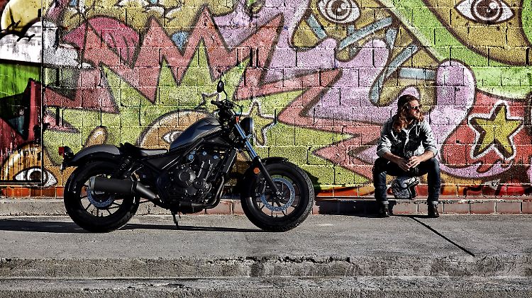 Wer mit seinem Bike Bäume ausreißen will, der wird mit der Honda CMX500 Rebel Probleme bekommen.