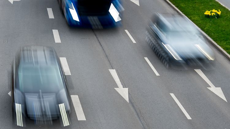 Wer Apps zur Blitzerwarnung oder gar Radarwarner während der Fahrt einsetzt, sollte aufpassen, denn grundsätzlich ist kein Warnsystem erlaubt.