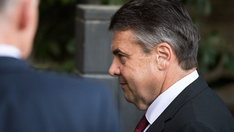 Außenminister Gabriel rechtfertigte sein Treffen mit den Nichtregierungsorganisationen in Israel.