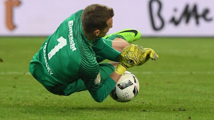 Erst den Ball pariert, dann mit dem Bier belohnt: Eintrachts Matchwinner Lukás Hrádecky.