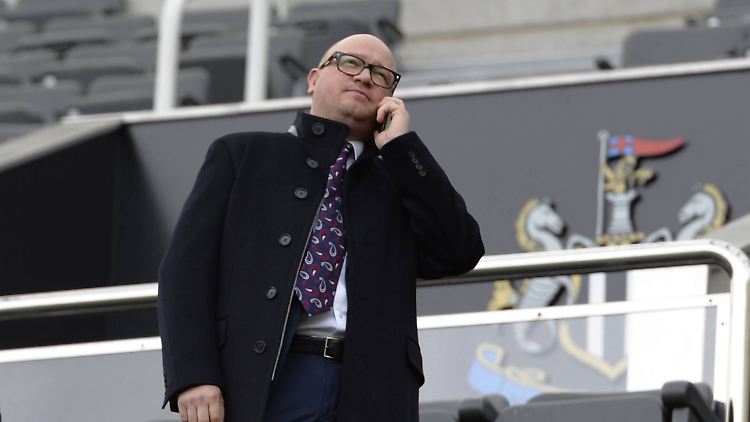 Lee Charnley, Boss von Newcastle United, sei festgenommen worden, berichten britische Medien.