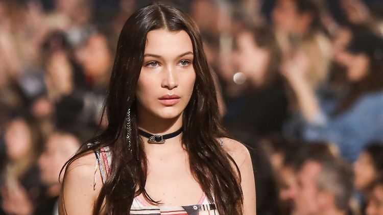 Bella Hadid posiert für die Zeitschrift "Elle" im Bikini.