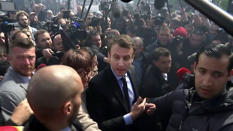 Emmanuel Macron wird von den Arbeitern in Amiens mit Buhrufen und Pfiffen empfangen. 