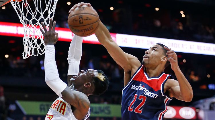 Dennis Schröder (l.) stellte im Spiel gegen die Washington Wizards seinen persönlichen Play-off-Bestwert auf.