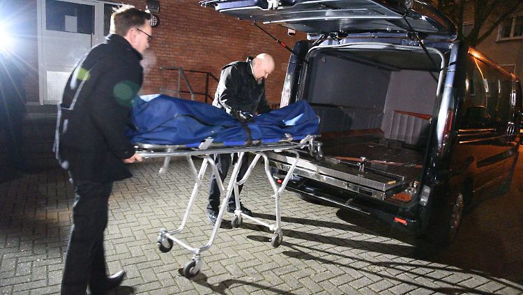 Der Mann, der von der Polizei in seiner Wohnung angeschossen wurde, starb noch vor Ort.