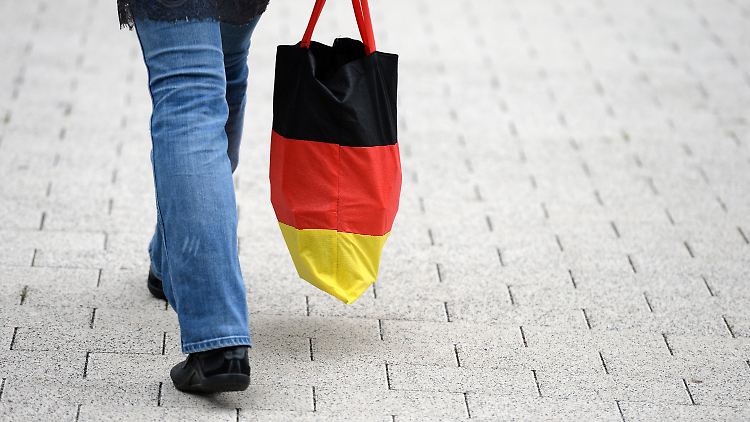 Volle Taschen: Die Deutschen kaufen ein, das Vertrauen in die starke Wirtschaft ist groß.