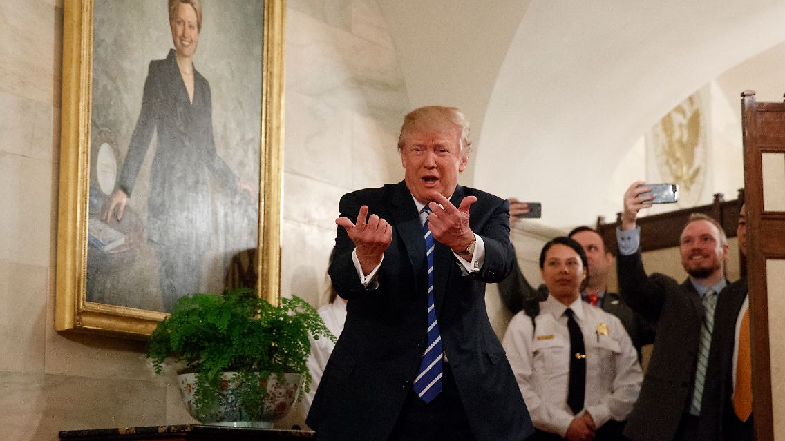 Immer wieder wird kritisiert, dass Trumps wirtschaftliche und politische Interessen zu nahe beieinander liegen, auch wenn ...