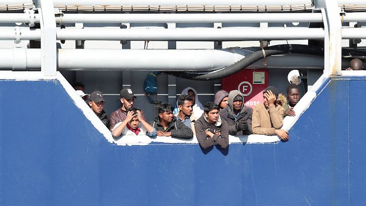 Flüchtlinge und Migranten auf einem Schiff im sizilianischen Hafen Messina.