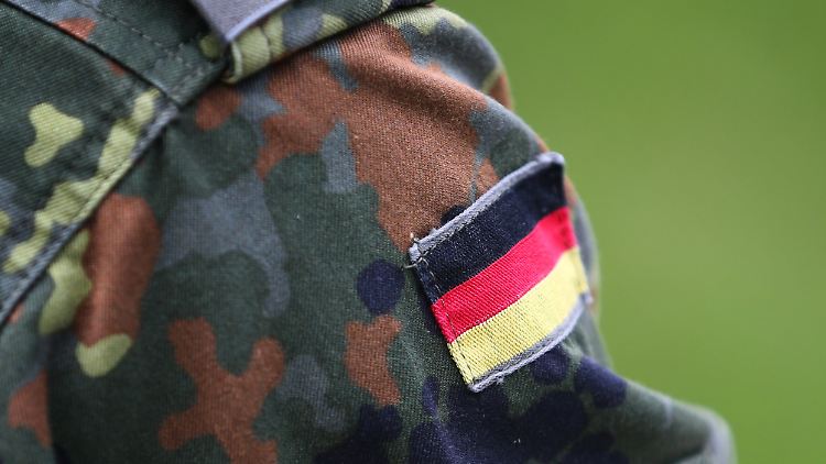 Die Staatsanwaltschaft erklärte: Es gebe bezüglich des Bundeswehrsoldaten Anhaltspunkte für einen fremdenfeindlichen Hintergrund.