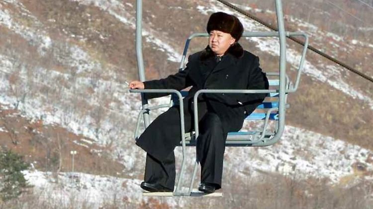 Nordkoreas Machthaber Kim Jong Un im Sessellift.