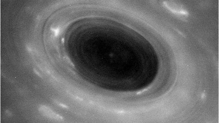 Die Ringe des Saturn sind tausende Kilometer breit, aber nur neun bis 90 Meter tief. 