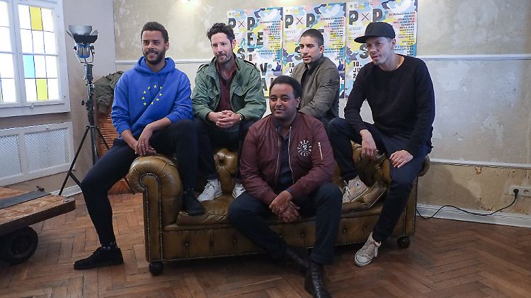 Denyo, Max Herre, Fetsum Sebhat, Andreas Bourani und Michi Beck stehen für "Peace x Peace" mit ihren guten Namen.