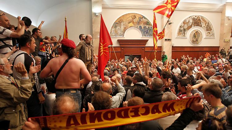 Mehere Abgeordnete werden bei der Stürmung verletzt - auch der designierte Regierungschef Zoran Zaev.