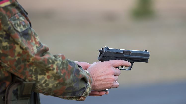 Der junge Mann versteckte eine Waffe im Flughafen. (Symbolbild)