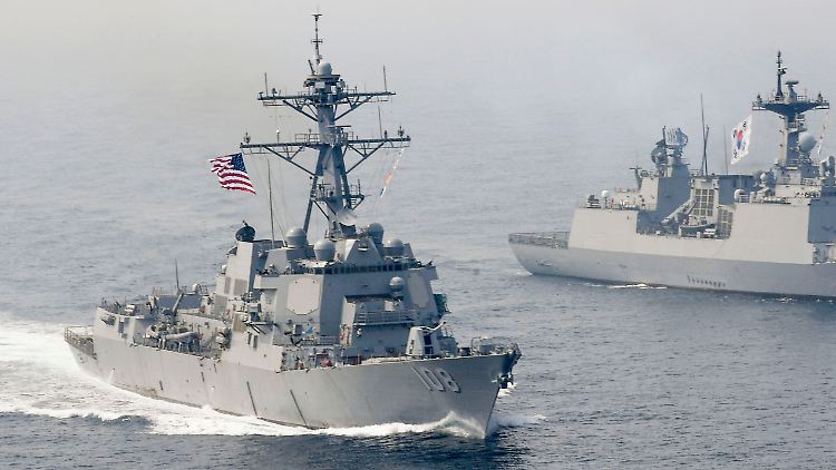 Der US-Zerstörer USS Wayne E. Meyer (l.) bei einer gemeinsamen Übung mit der südkoreanischen Marine vor der Küste des Landes.