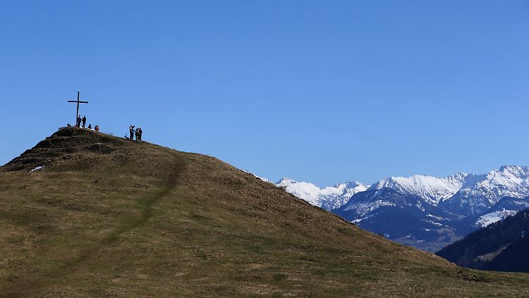 Wanderer genießen von einem Aussichtspunkt bei Immenstadt (Bayern) den Ausblick.