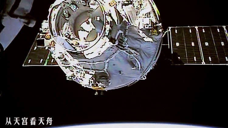 Cargoschiff "Tianzhou 1" (Himmlisches Schiff) beim Docken mit dem Raumlabor "Tiangong 2" (Himmelspalast) auf einem Monitor im Kontrollzentrum in Peking.