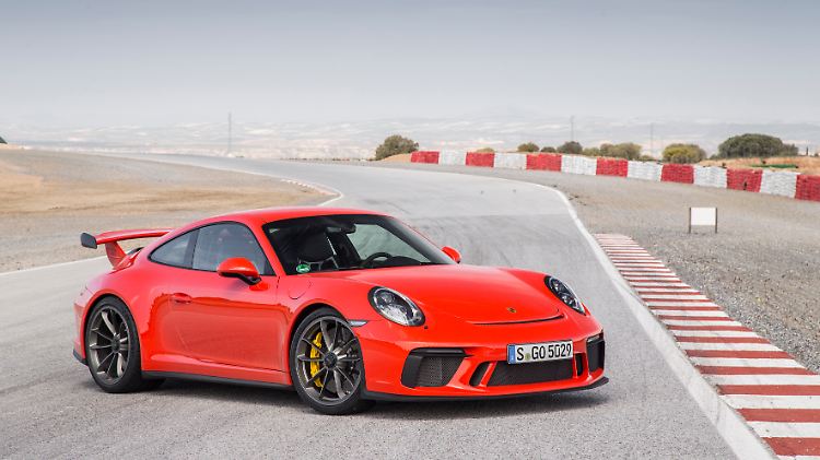 Porsche hat den GT3 geliftet und dem Puristen wieder ein manuelles Getriebe gegeben.