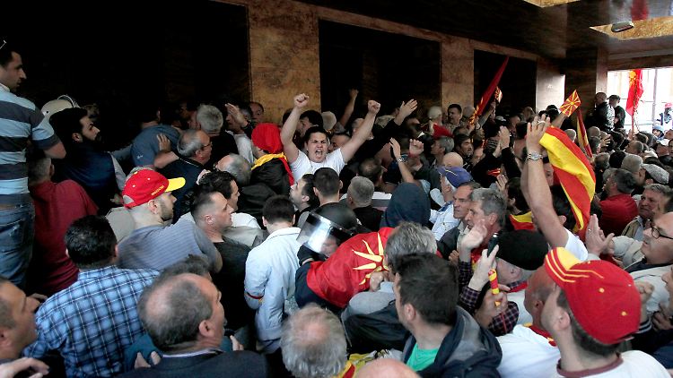 Rund 200 Demonstranten drangen in das Parlamentsgebäude ein.